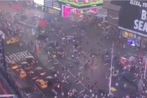 紐約時(shí)代廣場槍擊案致3人受傷 嫌疑人被拘留