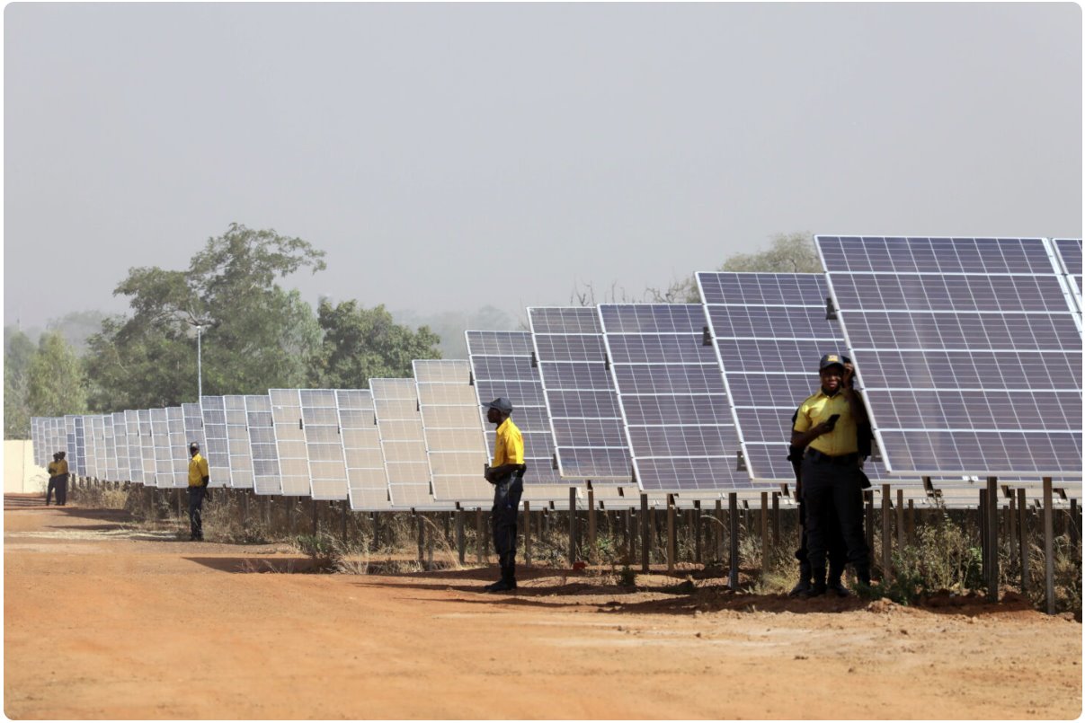 布基納法索瓦加杜古附近扎克圖比太陽能發(fā)電廠落成典禮